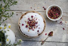 Oma Irmgards beliebter Rüblikuchen, dekoriert mit Blüten.