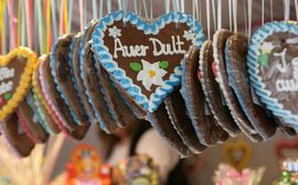 Auer Dult Bunte Lebkuchenherzen mit Zuckerdekoration und der Aufschrift "Auer Dult".