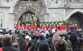 Traditioneller Schäfflertanz mit zahlreichen Zuschauern.