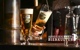 Im Wirtshaus Ayinger am Platzl wird ein frisch angezapftes Bier eingeschenkt.