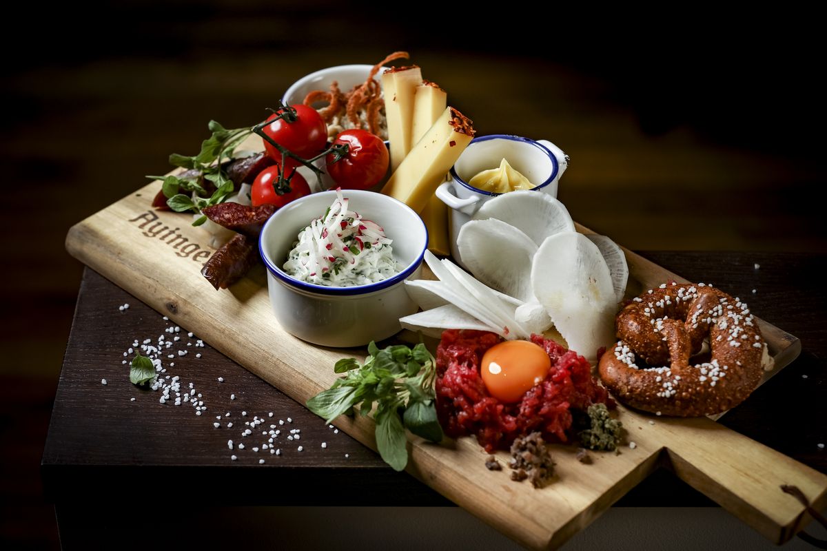 Das Brotzeit Brettl - eine bayrische Spezialität im Restaurant Ayinger in der Au in München