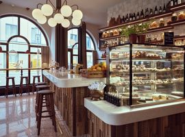 Café mit Patisserie-Auslage im Tagescafé