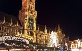 Der Marienplatz und das Neue Rathaus in München zur Weihnachtszeit.
