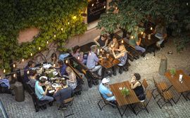 Wirtsgarten am Abend