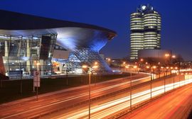 Nachtaufnahme der außergewöhnlichen Architektur der BMW Welt in München.