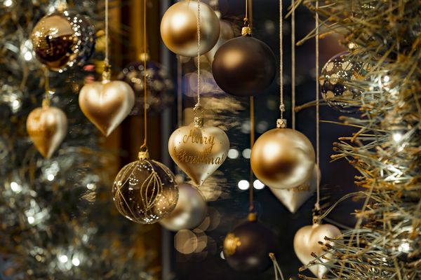 Schöne Weihnachtskugeln, die den Christbaum in der Platzl-Lobby zu Weihnachten in München schmücken.