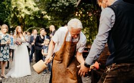 Traditionelles Anzapfen eines Bierfasses auf einer bayerischen Hochzeit.