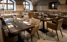 Modernes Interior im Restaurant Pfistermühle des Platzl Hotels.