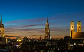 Panorama der Münchener Altstadt am Abend.