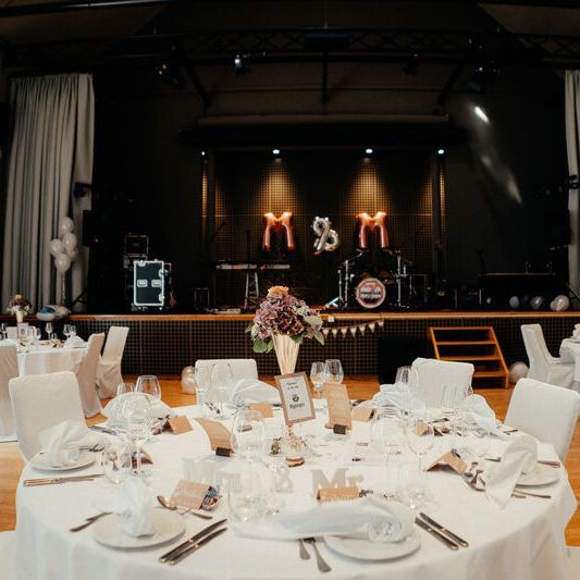 Länglicher Tisch auf einer Hochzeit im Kreszenz4 - Der Saal im Marias Platzl.