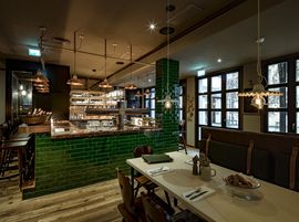 Die Bar im Innenbereich des Restaurants Ayinger in der Au in München